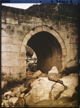 Image représentant Un pont de pierre au-dessus d'un torrent