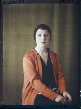 Image représentant https://musee-albert-kahn.s-museum.fr/home/NWQ2OTAwYzNmYjZlZTk1ZWQwODJmMjY4L2dlbmVyaWMtbm90aWNlLXRhYi9hdXRob3JpdHkvNjE3YTc5ZjVjZjhiODk2OGIzMzM3ZDIx/5d6900c3fb6ee95ed082f268/generic-notice-tab/authority/617a79ebcf8b8968b3337c18 Mademoiselle...