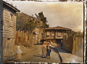 Image représentant Des enfants devant des maisons en bois dans le quartier de Pera (actuel Beyoglu)