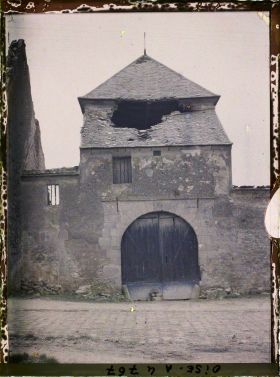 Image représentant Toit d'une grande ferme perforé par un obus