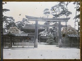 Image représentant Meiji-jingu (sanctuaire dédié à la mémoire de l'Empereur Meiji-tenno), torii et porte monumentale