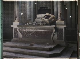 Image représentant L'autel démoli de la basilique de Saint-Quentin