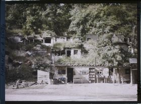 Image représentant France, De la Harazée au Four de Paris , Ancien abri occupé par des habitants s/ la route du Four de Paris