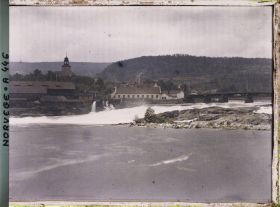 Image représentant Vue des chutes d'eau du fleuve NumedalslÅgen