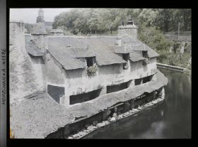 Image représentant Les lavoirs de la Garenne sur la Marle ; au loin, la flèche de l'église Saint-Patern