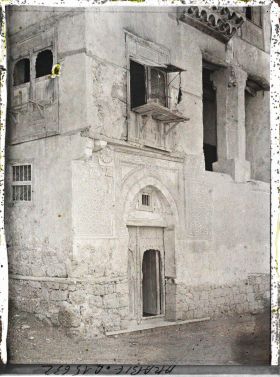 Image représentant Maison et porte de bois ouvragé