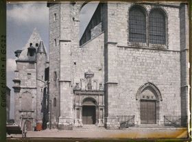 Image représentant La façade et le petit portail Renaissance de l'église Saint-Aignan