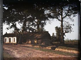 Image représentant Le long de la route, aux abords d'un village