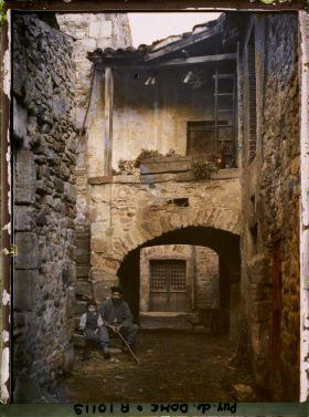 Image représentant France, Sauvagnat, Vieille rue du moyen Âge où se trouvent les Caves du Pays