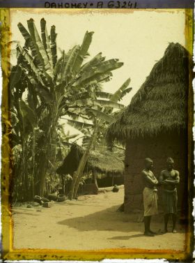 Image représentant Coin de village, bananiers et villageois