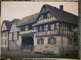 Image représentant France Alsace, Strasbourg, Enzheim : Une Maison à 2 ailes, avec un Corps Central