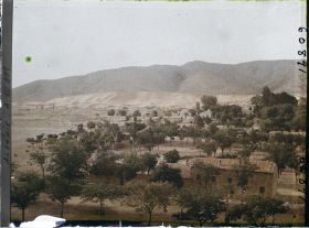 Image représentant La ville avec, à l'arrière-plan, la partie orientale de la dune et le Djebel Mekter
