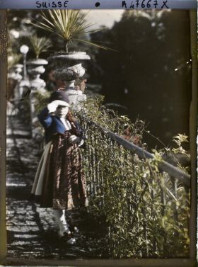Image représentant Accords de Locarno, jeune fille en costume lors de l'anniversaire de M. Chamberlain