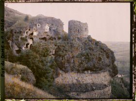 Image représentant France, Perrier, Grottes du Perrier, maison creusée dans le rocher et encore habitée