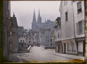 Image représentant La cathédrale vue depuis la rue de la Porte Guillaume, avec le pont Bouju au premier plan
