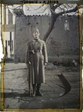 Image représentant Un garde de l'Ambassade de la République des soviets, jour de la création de l'URSS