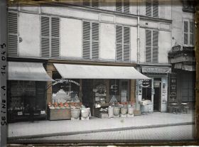 Image représentant Magasin d'alimentation 54 rue Godefroy-Cavaignac. Immeuble aux fenêtres fermées
