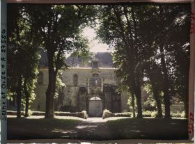 Image représentant France, Les Mesnuls, Coté Nord du Château vue prise de la route venant de Les Mesnuls