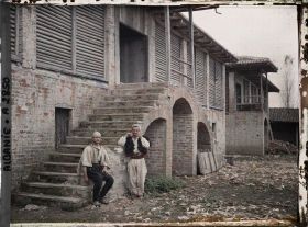 Image représentant Deux ouvriers agricoles devant une grange du domaine agricole d'Essad Pacha