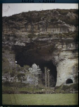 Image représentant L'entrée de la grotte du Mas-d'Azil avec l'Ariège au premier plan
