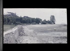 Image représentant L'avant-port de Paimpol ; à l'arrière-plan sur la colline, la tour de Kerroc'h