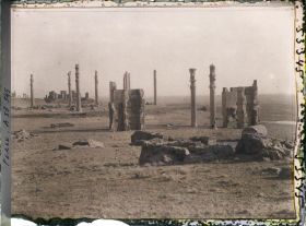 Image représentant Vue générale des ruines : la porte de Xerxès ou porte de toutes les Nations, l'Apadana puis le palais de Darius (hall d'audience et palais de Darius)
