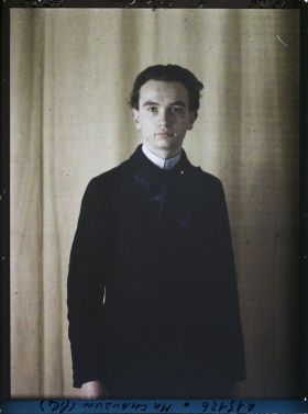 Image représentant https://musee-albert-kahn.s-museum.fr/home/NWQ2OTAwYzNmYjZlZTk1ZWQwODJmMjY4L2dlbmVyaWMtbm90aWNlLXRhYi9hdXRob3JpdHkvNjE3YTc5ZjVjZjhiODk2OGIzMzM3ZDIx/5d6900c3fb6ee95ed082f268/generic-notice-tab/authority/617a79ebcf8b8968b3336a6a Monsieur Chaudun, fils