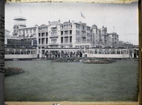 Image représentant La Grande Place avec à l'arrière-plan le Palace Hôtel