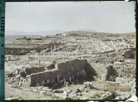 Image représentant Panorama sur la ville basse vers le nord, les quartiers du Hieron (sanctuaire) d'Apollon et plus loin, du Lac Sacré