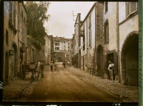 Image représentant La fontaine de Chazerat vue depuis le faubourg de Layat