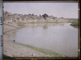 Image représentant Les bords du canal d'Ibrahimiya près du village