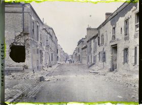 Image représentant La rue Saint-André (aujourd'hui rue Raymond-Guyot) après un bombardement