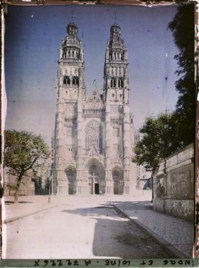 Image représentant La façade de la cathédrale Saint-Gatien, vue de la rue Pierre Boille