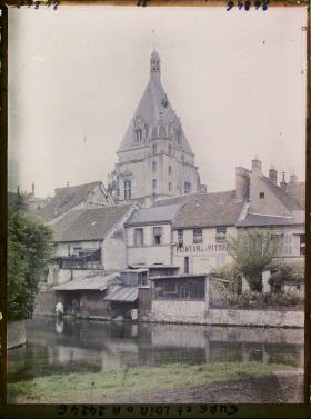 Image représentant Les maisons et lavoirs le long de la Blaise, au second plan le Beffroi