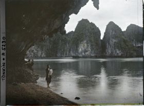Image représentant Une jeune fille se coiffant au bord de l'eau dans le Cirque de la Surprise