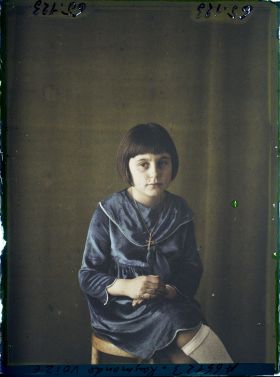 Image représentant https://musee-albert-kahn.s-museum.fr/home/NWQ2OTAwYzNmYjZlZTk1ZWQwODJmMjY4L2dlbmVyaWMtbm90aWNlLXRhYi9hdXRob3JpdHkvNjE3YTc5ZjVjZjhiODk2OGIzMzM3ZDIx/5d6900c3fb6ee95ed082f268/generic-notice-tab/authority/617a79ebcf8b8968b33379ef Mademoiselle Raymonde Voize