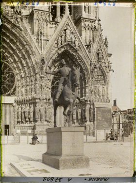 Image représentant France, Reims, Statue de Jeanne d'Arc et porche de la Cathédrale