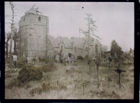 Image représentant France, Orvillers Sorel, Guerre : La même Eglise prise du Sud, avec vue S/le Cimetière