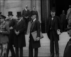 Image représentant Quai d'Orsay, le jour de la remise du traité de paix aux Bulgares et Combattants étrangers : volontaires arméniens aux Invalides