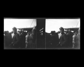 Image représentant Passagers asiatiques sur le pont regardant probablement le vapeur Korea