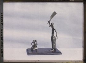 Image représentant Exposition d'art africain, figurine de bourreau et victime (?)