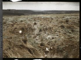 Image représentant France, Ange gardien, Aux environs du moulin de Laffaux, terrain bouleversé par les obus