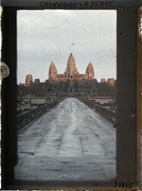 Image représentant Le temple-montagne, couronné de prasat (tours) éclairés par le soleil couchant