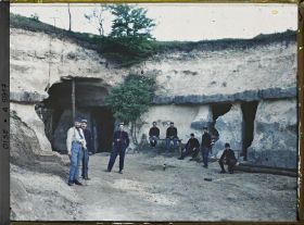 Image représentant Les carrières de Saint-Claude servant d'abri aux hommes des Batteries