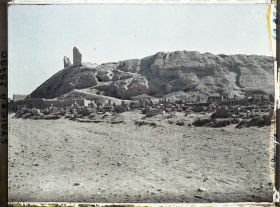 Image représentant Les cimetières musulmans au pied des ruines de la citadelle