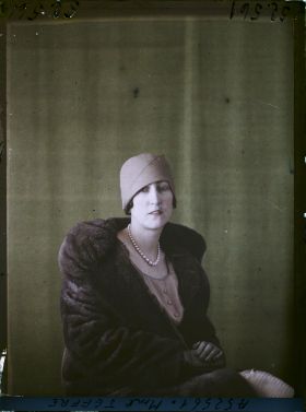 Image représentant https://musee-albert-kahn.s-museum.fr/home/NWQ2OTAwYzNmYjZlZTk1ZWQwODJmMjY4L2dlbmVyaWMtbm90aWNlLXRhYi9hdXRob3JpdHkvNjE3YTc5ZjVjZjhiODk2OGIzMzM3ZDIx/5d6900c3fb6ee95ed082f268/generic-notice-tab/authority/617a79ebcf8b8968b33373d7 Madame Meffre