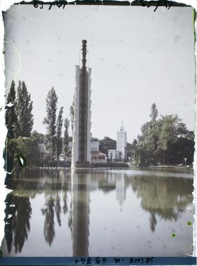 Image représentant L'Exposition Coloniale Internationale de 1931, le Grand Signal, fontaine lumineuse haute de 50 mètres sur le lac Daumesnil