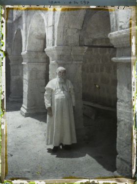 Image représentant Monseigneur Berré (1857-1929), dominicain archevêque de Bagdad, posant dans le cloître du couvent