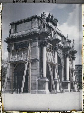 Image représentant L'arc de Triomphe du Carrousel du Louvre protégé contre les bombardements