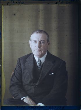 Image représentant Monsieur  https://musee-albert-kahn.s-museum.fr/home/NWQ2OTAwYzNmYjZlZTk1ZWQwODJmMjY4L2dlbmVyaWMtbm90aWNlLXRhYi9hdXRob3JpdHkvNjE3YTc5ZjVjZjhiODk2OGIzMzM3ZDIx/5d6900c3fb6ee95ed082f268/generic-notice-tab/authority/617a79ebcf8b8968b3336c72 Walter Evans Edge